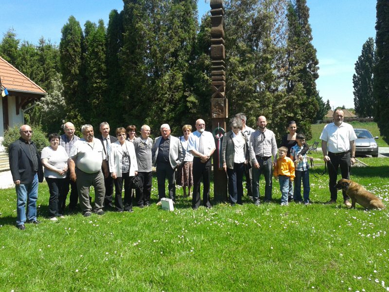 A_kopjafa_mellett_allo_unneplUk