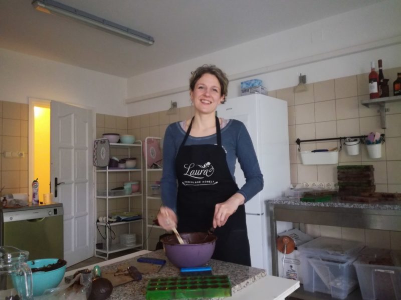 Hagymásy Laura a műhelyében a Vas megyei Sé falujában