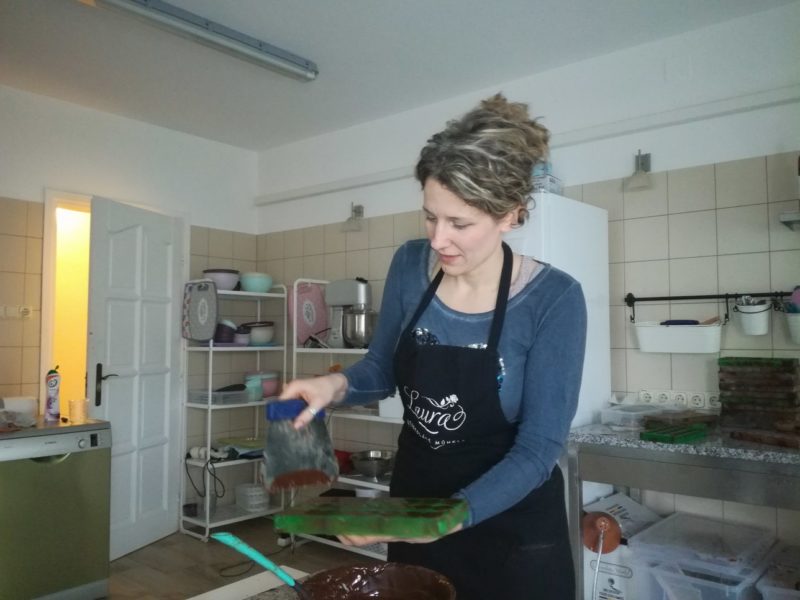 Hagymásy Laura csokoládét készít