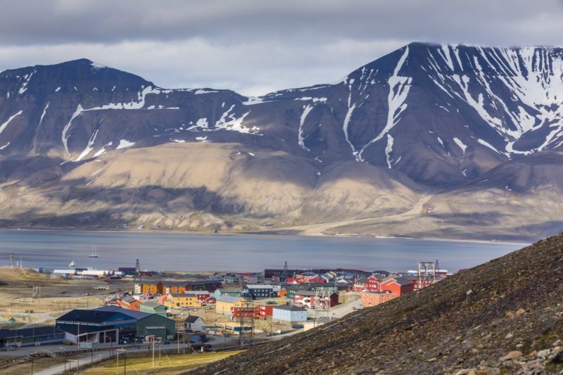 A Spitzbergák fővárosa, Longyearbyen. Itt is dolgozott Hagymásy